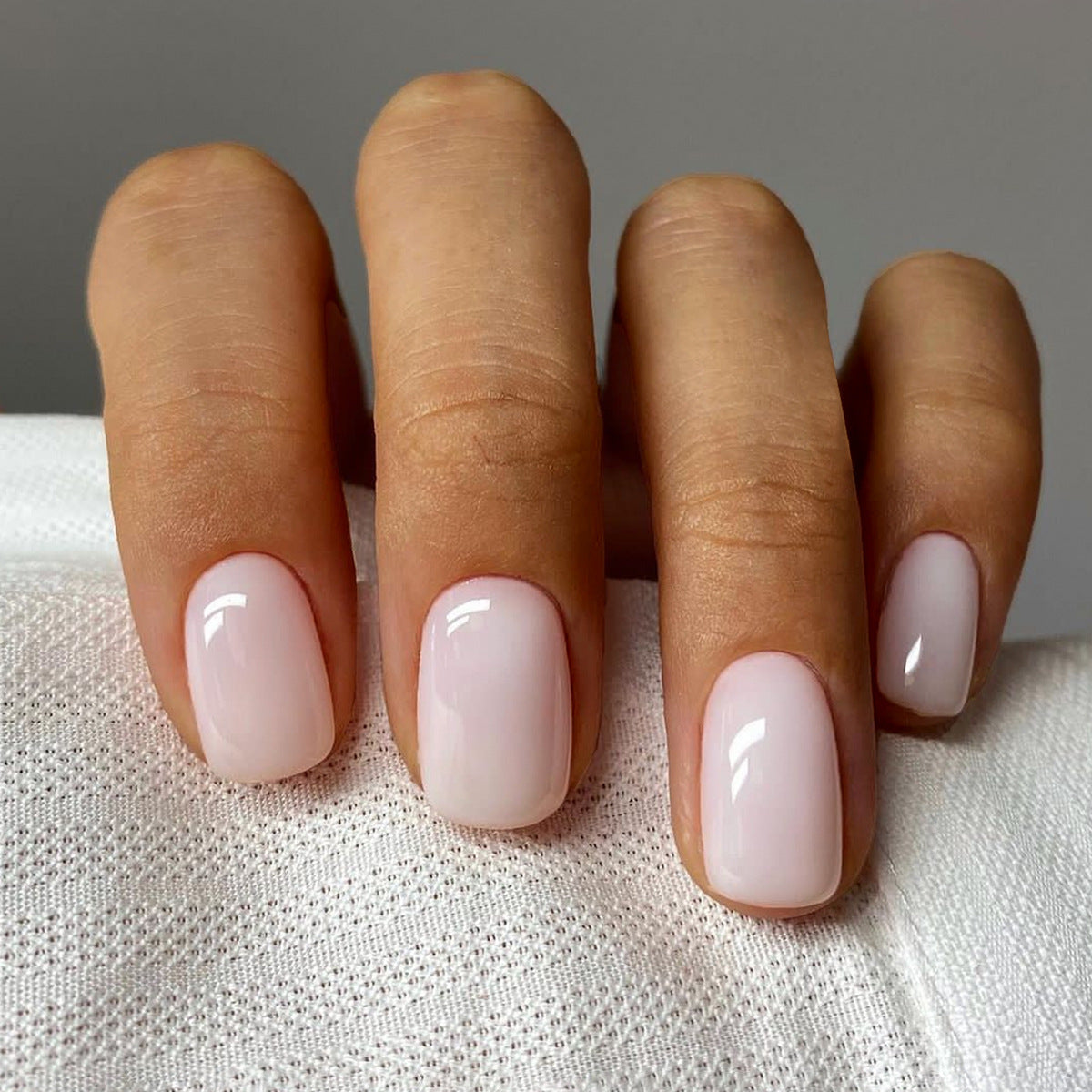 Klassisches kurzes quadratisches Press-On-Nagelset Brehn