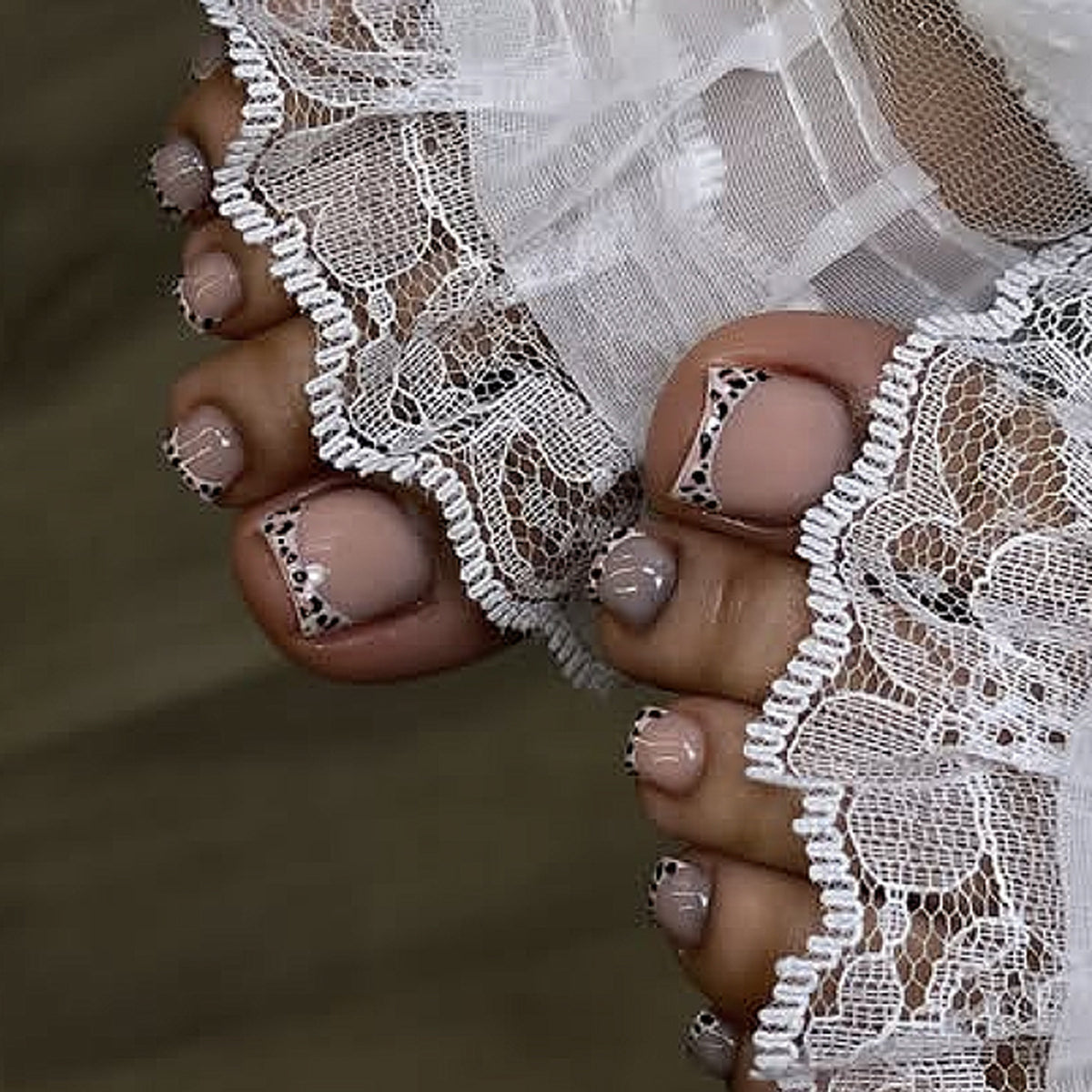 Kunstvolle Fußnagelverzierung mit elegantem Goldakzent Brehn