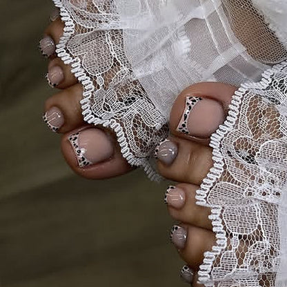 Kunstvolle Fußnagelverzierung mit elegantem Goldakzent Brehn
