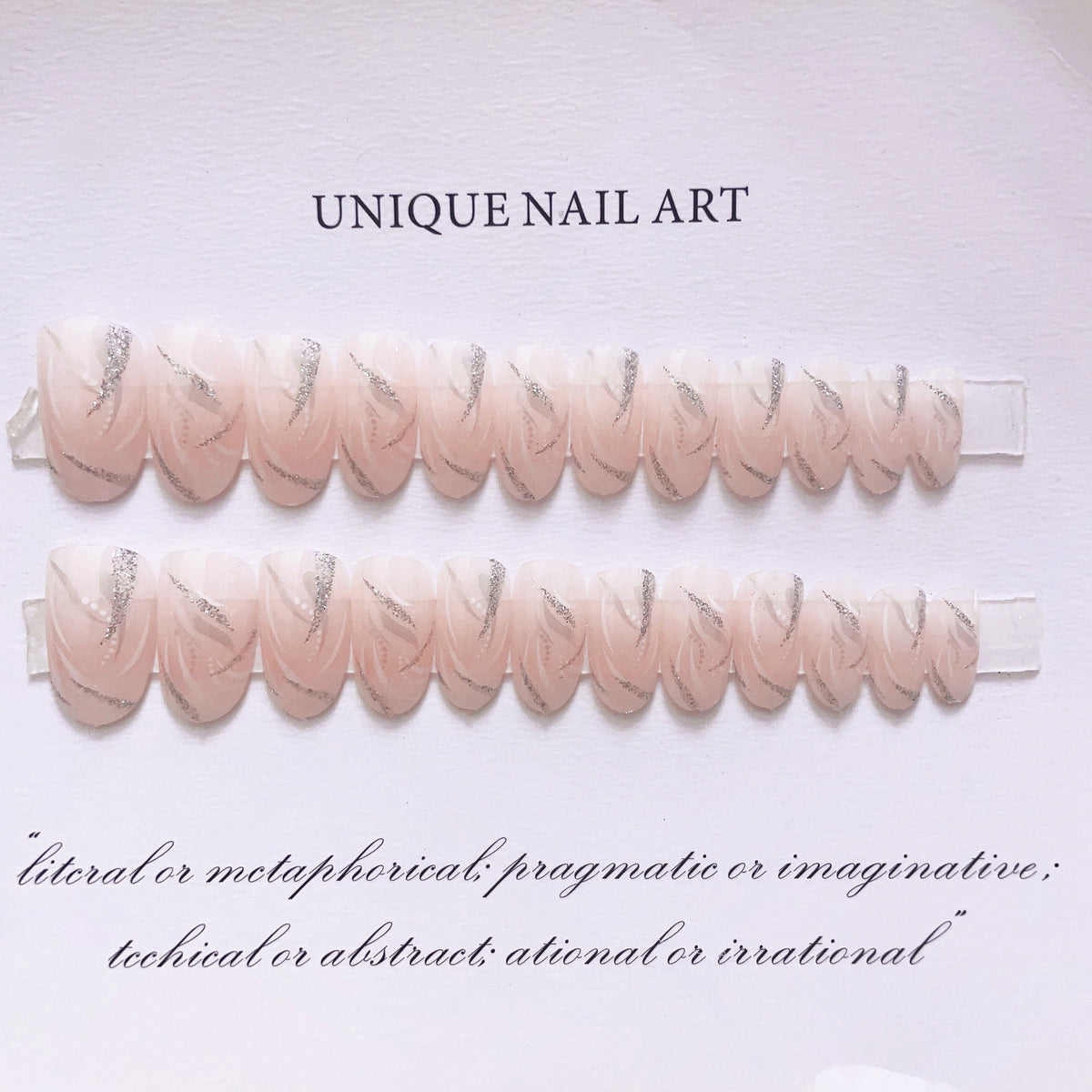 Elegantes Druck-Nagelset mit Strassdetails