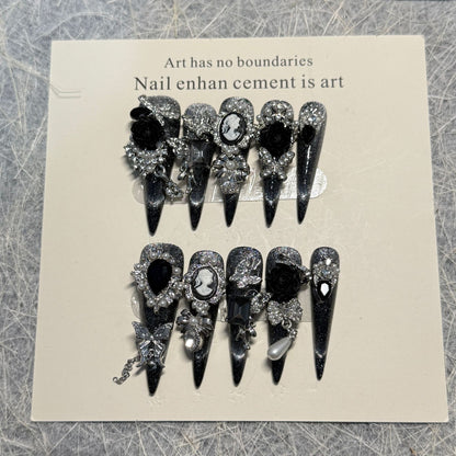 Gothic-inspirierte dekorative Nagelkunst-Erweiterungen