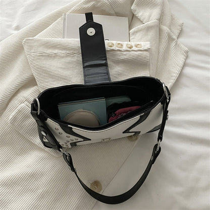 Nietenverzierte Handtasche