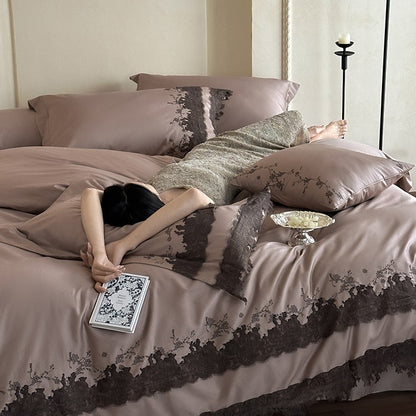 Glänzende Satin-Bettgarnitur mit feiner Spitzenapplikation und floraler Reliefstickerei