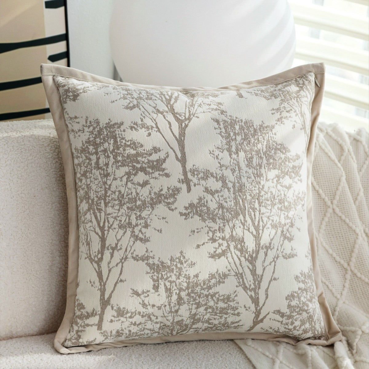 Quadratischer Zierkissenbezug mit feinem Waldmuster‑Jacquard und Samt-Keder Brehn