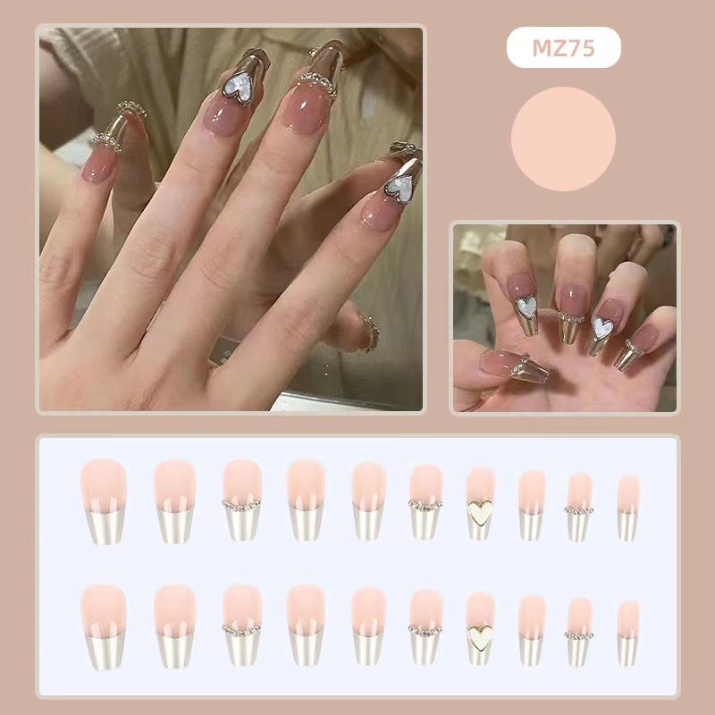 Kunstvolle Nagelkunst mit Schmetterlings- und Perlendetails Brehn