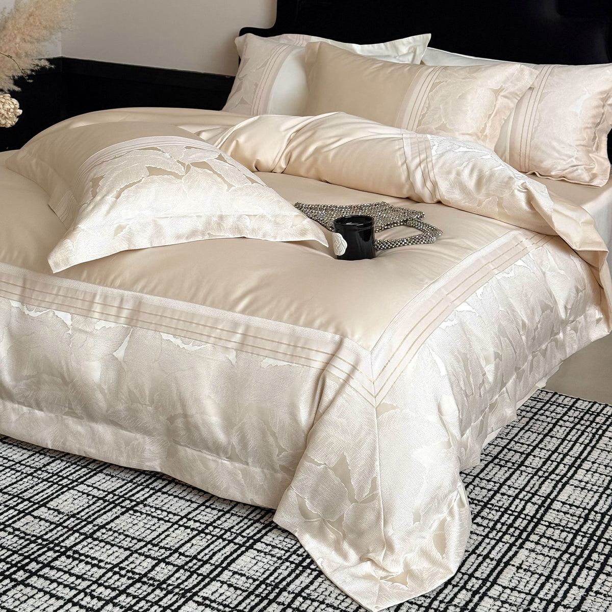Luxuriöses Satin-Jacquard-Blumenbettwäsche-Set mit plissiertem Bettrock