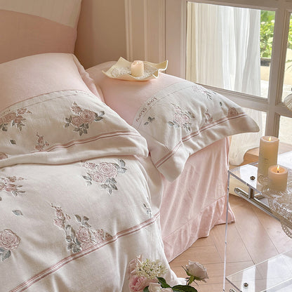 Florale Baumwoll-Bettwäschegarnitur mit Zierkissen und Hotelverschluss