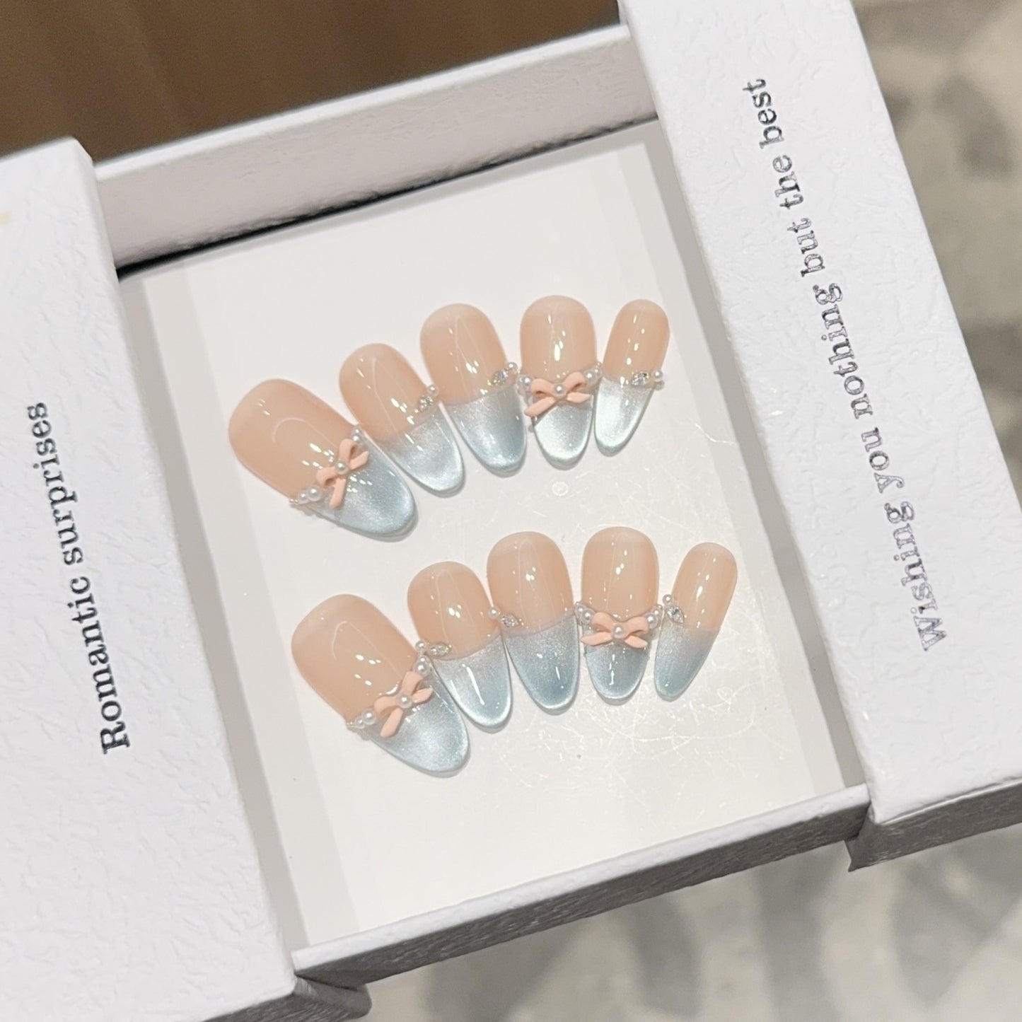 Kunstnagelset mit Romantischen Schleifen- und Glitzerakzenten Brehn