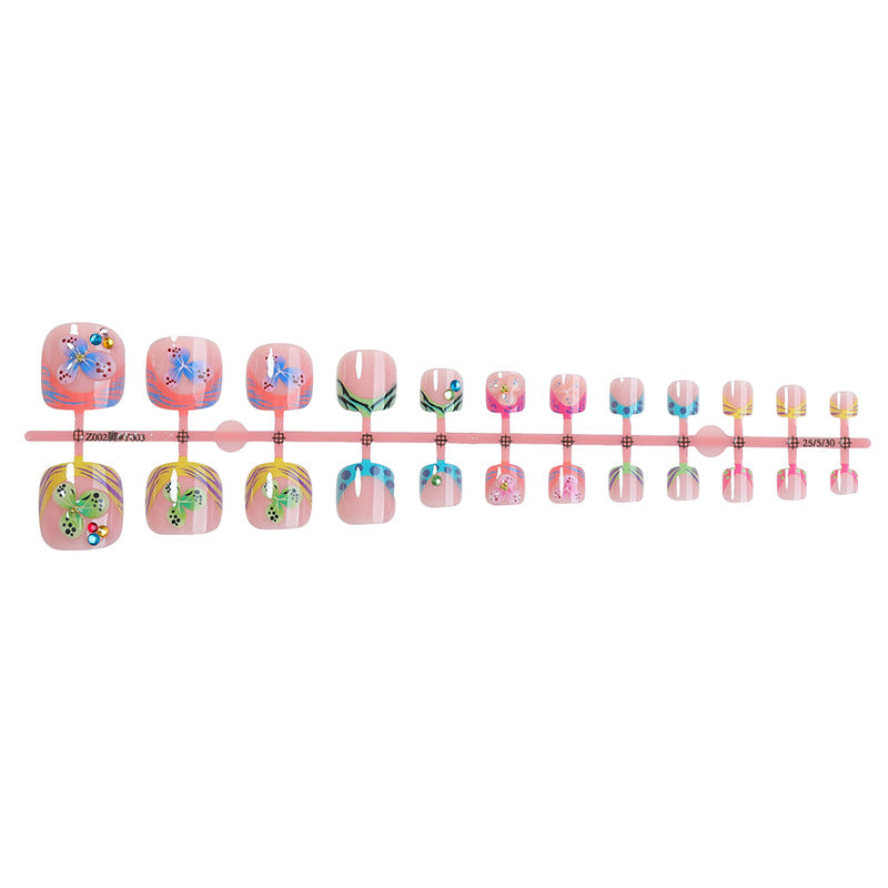 Dekoratives Press-On Nagelset mit eleganten Schmetterlingsdesigns Brehn