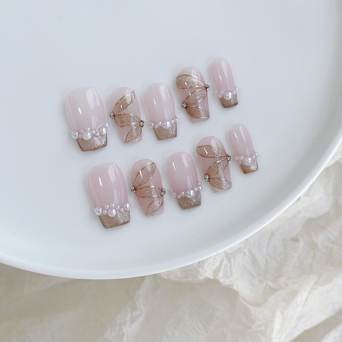 Künstlerisches Press-On Nagelkunstset mit Herz- und himmlischen Designs