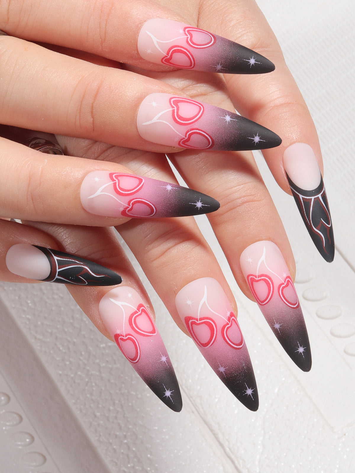 Stiletto Nagelkunst Verlängerungen mit Herzdesign Brehn