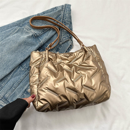 Stylische gepolsterte Nylon-Schultertasche