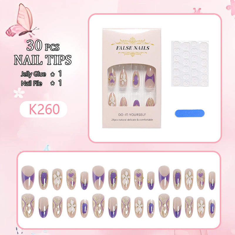 Elegante Kunstnägel mit floralem Design und farblichen Akzenten Brehn