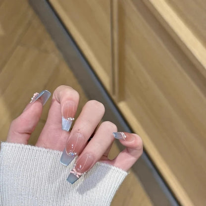 Dekorative Nagelkunstverlängerungen mit Strassakzenten