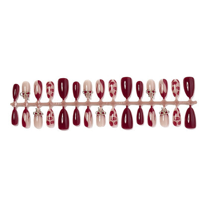 Kunstnagelset mit romantischen Schleifen- und Kusslippenmotiven Brehn