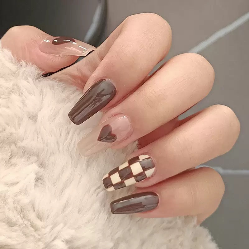 Kunstnagelset mit stilvollen und modischen Akzenten Brehn