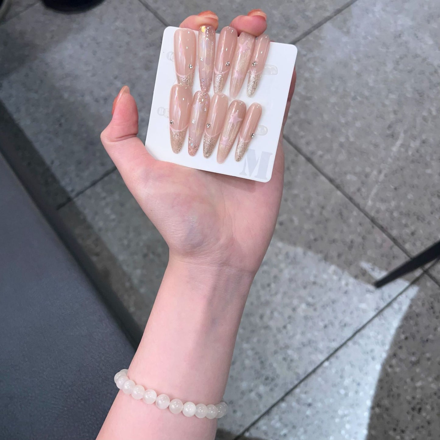 Elegante Stiletto Press-On Nagelkunst mit Strassakzenten Brehn