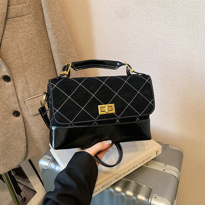 Gep quiltete Wildleder- und glänzende Leder-Handtasche