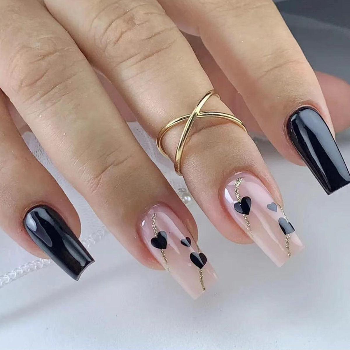 Kreative Nagelspitzen mit Herzmotiven Brehn