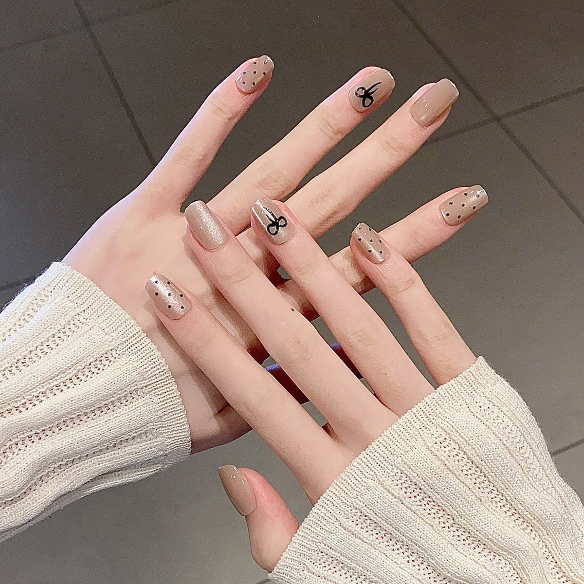 Thematische Nagelkunst Press-On Nägel mit süßen Charakter- und Schleifendesigns Brehn