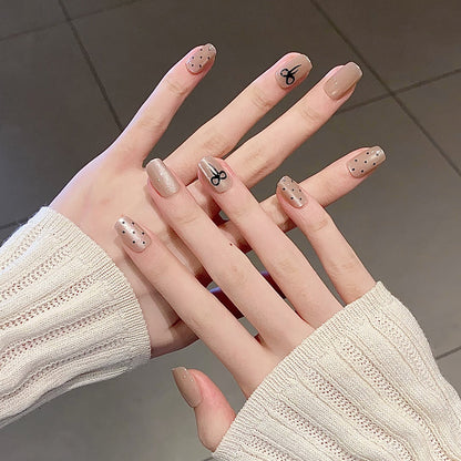 Thematische Nagelkunst Press-On Nägel mit süßen Charakter- und Schleifendesigns Brehn