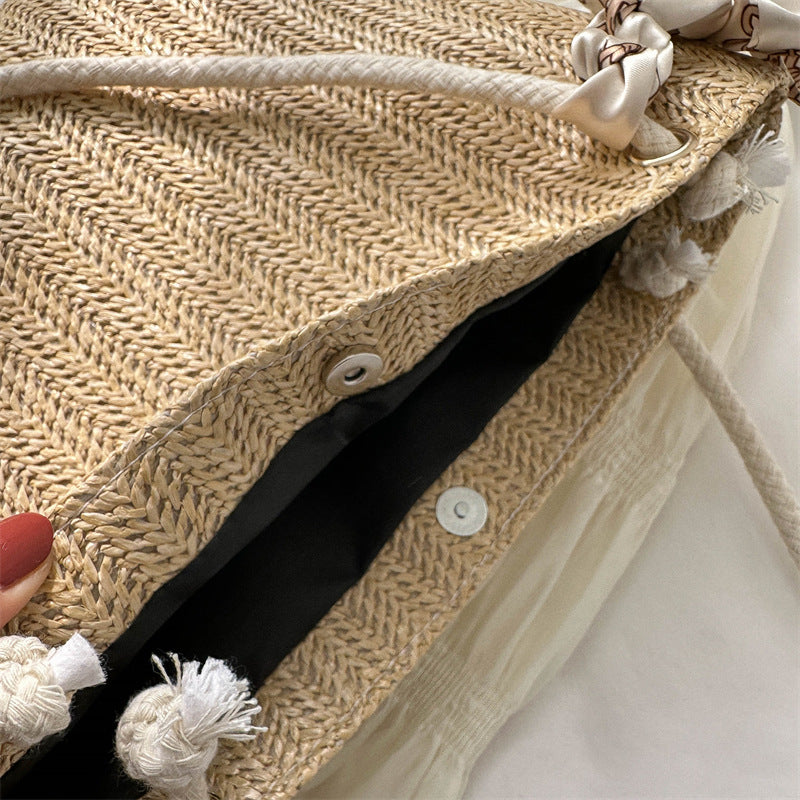Geflochtene Strohtasche mit dekorativem Schal