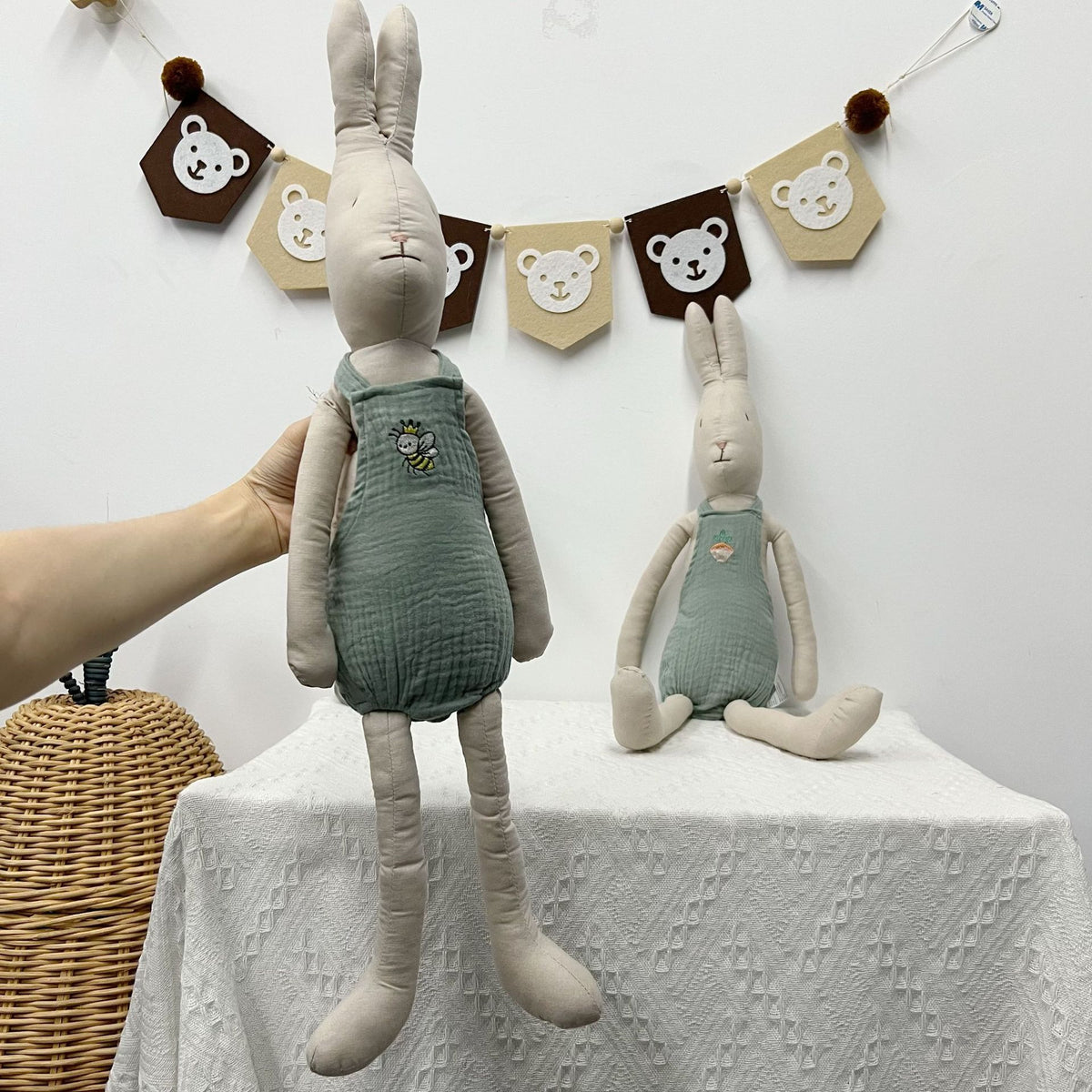 Handgemachte Leinen Lange-Glied-Bunny-Puppe mit gesticktem Karotten-Overalls