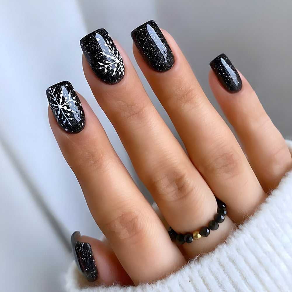 Künstlerische winterliche Nail Art Brehn
