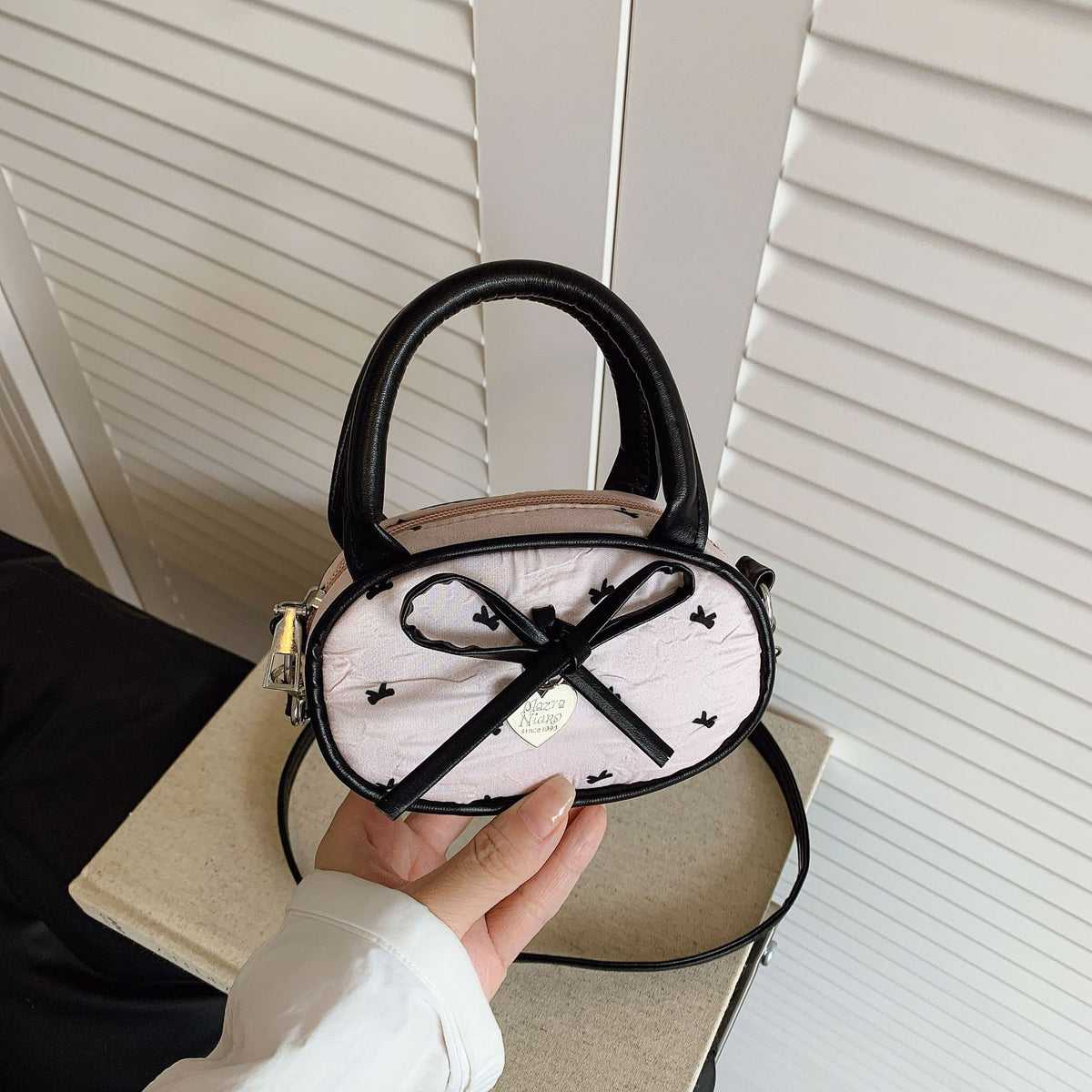 Gepolsterte Mini-Handtasche mit Herzdetail Brehn