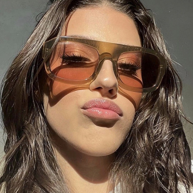 Damen modische Sonnenbrille mit robustem Rahmen und breiten Gläsern Brehn