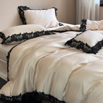 Luxe Satin Bett-Ensemble mit aufwendiger Spitzenapplikation und Euro-Kissenbezug