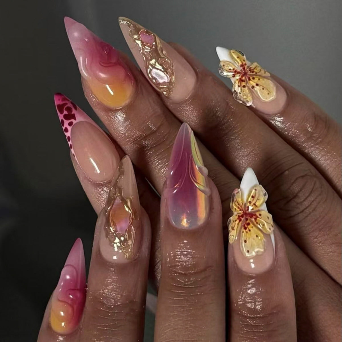 Kunstvolle Nagelverlängerungen mit Blüten- und Ombre-Design Brehn