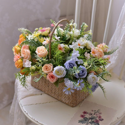 Lebensechter künstlicher Blumenstrauß mit Farnakzenten