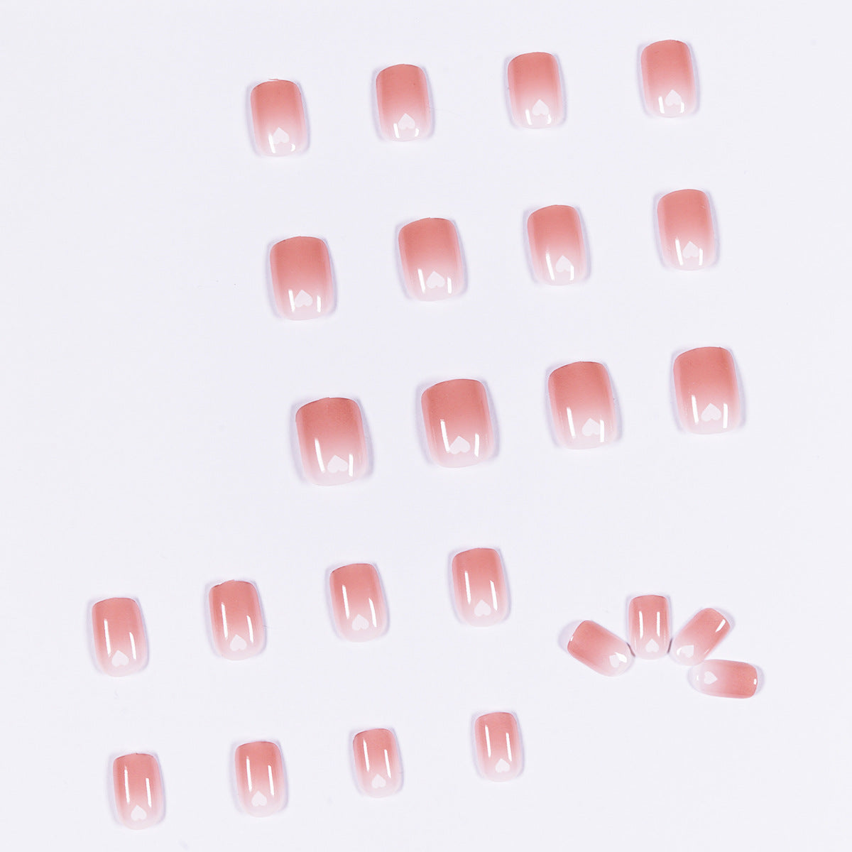 Kunstvolle Nagelkunst mit herzförmigen Akzenten und sanftem Ombre-Effekt Brehn