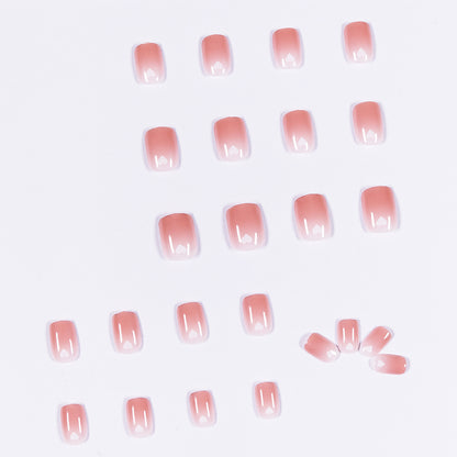 Kunstvolle Nagelkunst mit herzförmigen Akzenten und sanftem Ombre-Effekt Brehn
