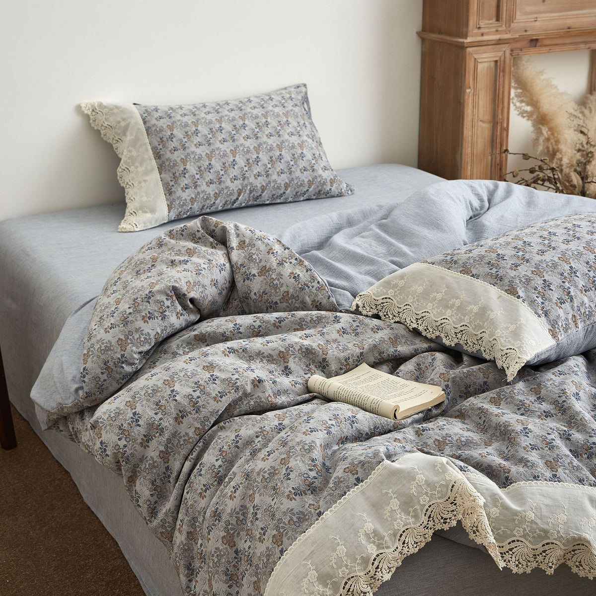 Bettbezug-Garnitur im Vintage‑Floral‑Design aus Baumwoll‑Leinen mit Spitzenbesatz