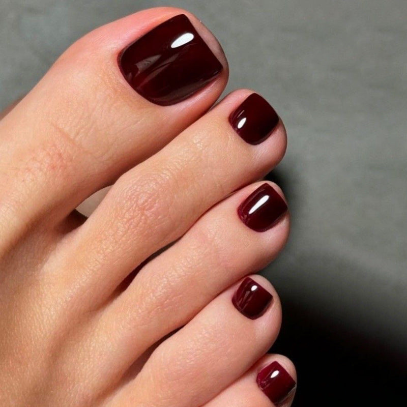 Kunstvolle Fußnagelverzierung mit elegantem Goldakzent Brehn