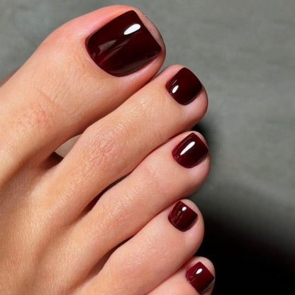 Kunstvolle Fußnagelverzierung mit elegantem Goldakzent Brehn