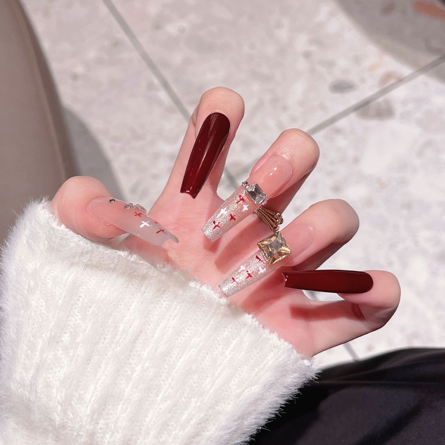 Künstlerische Stiletto Press-On Nagelkunst mit schimmernden Akzenten Brehn