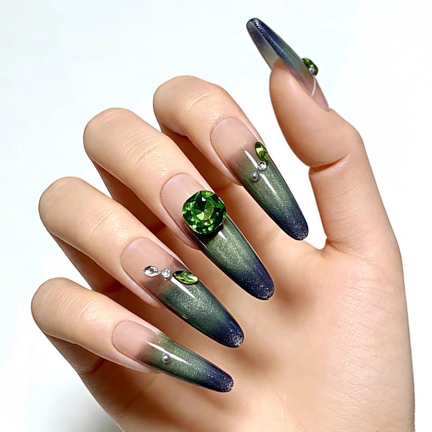 Kunstnägel mit Elegantem Ombre-Design und Funkelnden Akzenten Brehn