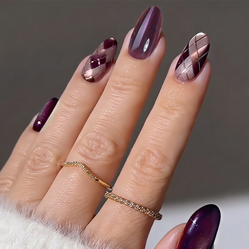 Kunstnagelset mit elegantem Karomuster und tiefem Glanz Brehn