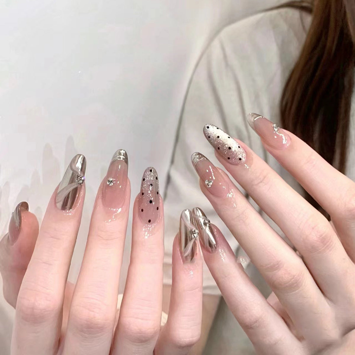 Luxuriöses Press-On Nagelkunst-Set mit eleganten metallischen Akzenten Brehn