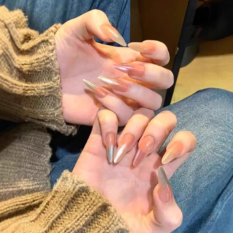 Kunstnägel mit Elegantem Ombre-Effekt und Glitzerakzenten Brehn