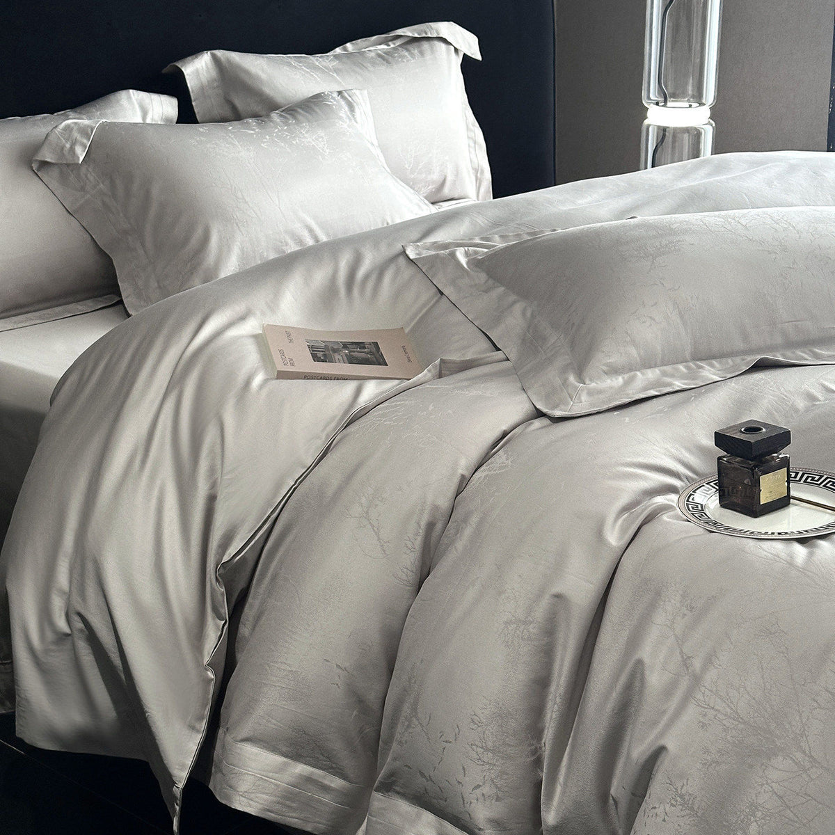 Umkehrbare strukturierte Sateen-Jacquard Bettbezugset mit Satin Saum und Kissenbezügen
