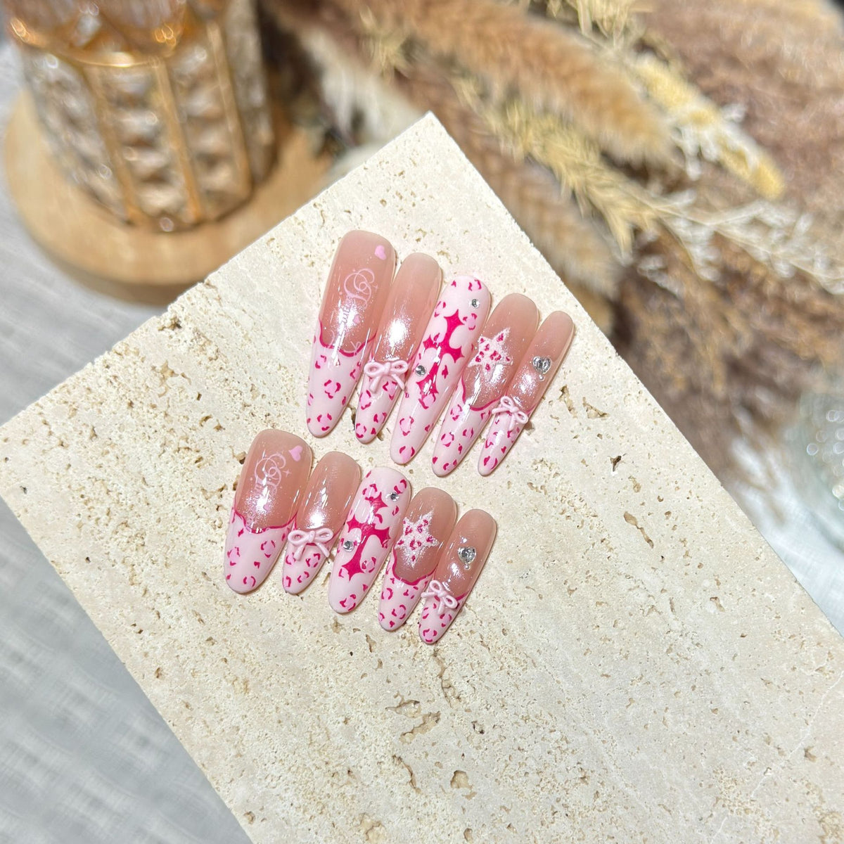 Künstlerisches Stiletto Press-On Nail Set mit Herz- und Schleifen-Design Brehn