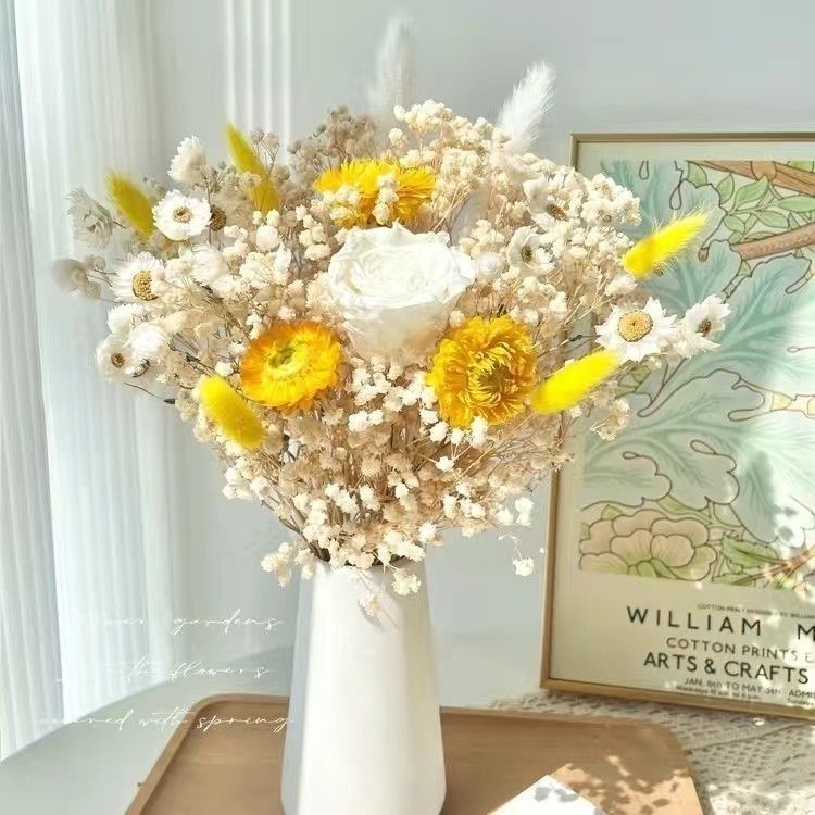 Trockenblumenarrangement in eleganter Vase