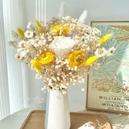 Trockenblumenarrangement in eleganter Vase