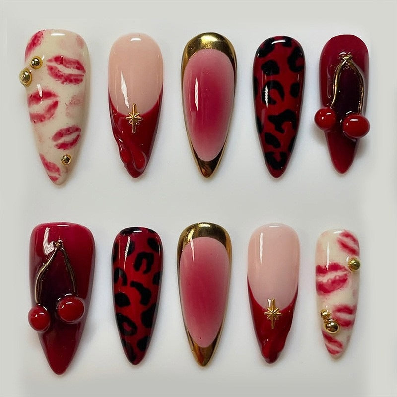 Kunstnagelset mit maritimen Motiven und bunten Akzenten Brehn