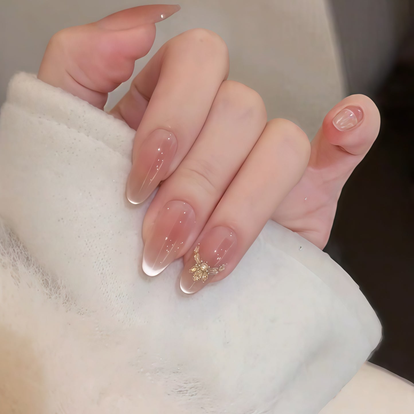 Kunstnägel mit Elegantem Spitzen-Design und Goldakzenten Brehn