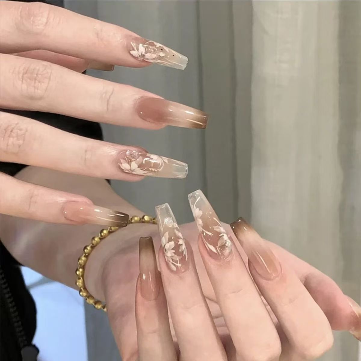 Künstlerisches Press-On-Nagelset mit einzigartigen Schleifenmotiven Brehn